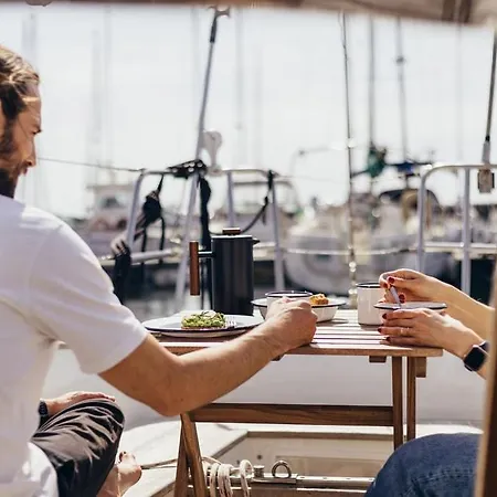 보트호텔 Life On Board In A Vintage Sailboat *