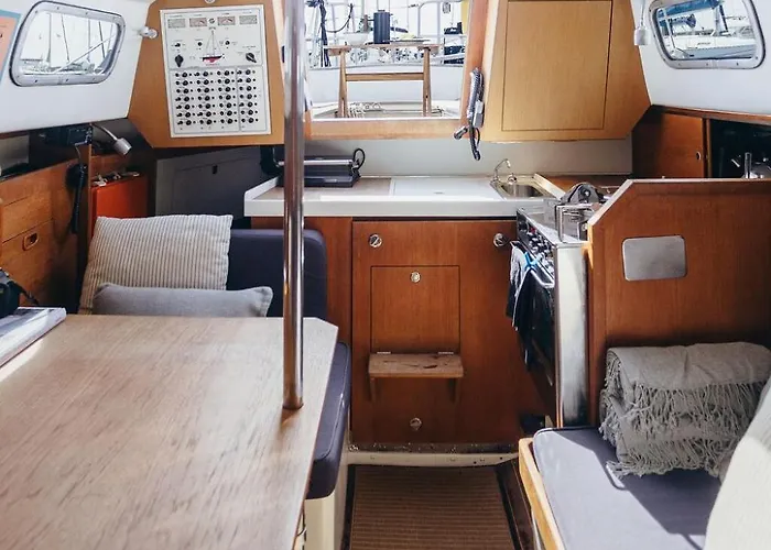 Life On Board In A Vintage Sailboat Bådhotel Cascais