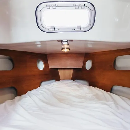 Life On Board In A Vintage Sailboat Hotel en barco *